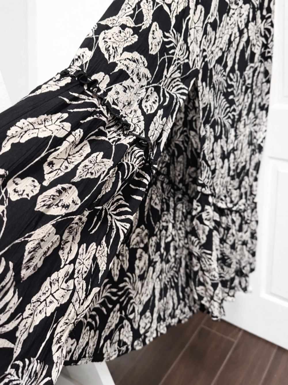 Angie Black & Ivory Tropical Print Midi Dress Smocked Boho Flutter Sleeve Medium - Picture 4 of 5